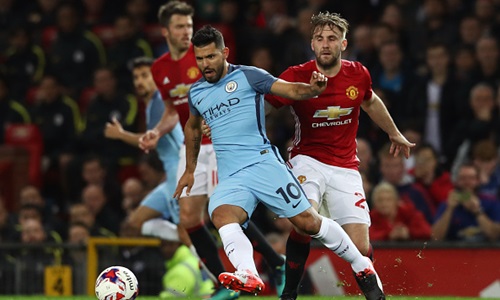 MANCHESTER, ENGLAND - OCTOBER 26: Sergio Aguero of Manchester City in action during the EFL Cup fourth round match between Manchester United and Manchester City at Old Trafford on October 26, 2016 in Manchester, England. (Photo by David Rogers/Getty Images)